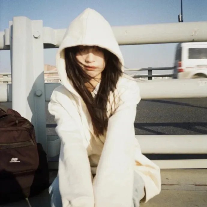 她从火光中走来